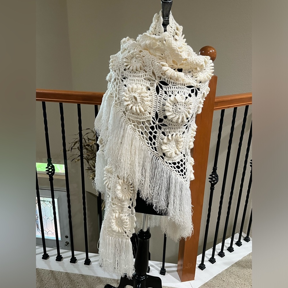 VINTAGE Crochet Fringe Shawl in Cream UNBRANDED, ONE SIZE - Picture 11 of 13